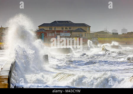 Prestwick, Ayrshire, UK. 14. Februar, 2018. Starke Stürme verursachen hohe See und Wellen und Promenade Überschwemmungen in der Nähe von Prestwick Sailing Club. Wettervorhersage warnen vor mehr Wetter in den nächsten Tagen zu kommen. Credit: Findlay/Alamy leben Nachrichten Stockfoto