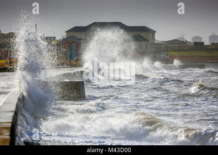 Prestwick, Ayrshire, UK. 14. Februar, 2018. Starke Stürme verursachen hohe See und Wellen und Promenade Überschwemmungen in der Nähe von Prestwick Sailing Club. Wettervorhersage warnen vor mehr Wetter in den nächsten Tagen zu kommen. Credit: Findlay/Alamy leben Nachrichten Stockfoto