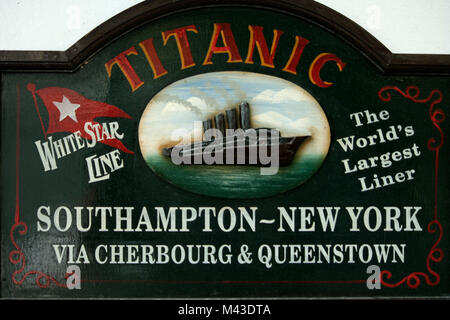 Titanic Zeichen außerhalb Titanic Museum in Cobh, Irland, County Cork Stockfoto