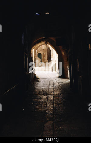 Dunkle Gasse in Jüdische Viertel, die Altstadt von Jerusalem. Stockfoto