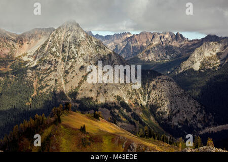 WA 13404-00 ... WASHINGTON - Ansicht von Maple Pass von North Cascades Autobahn und Whistler Mountain. Stockfoto