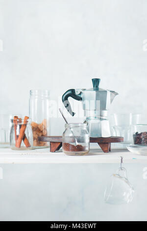 Kaffee brühen in Moka pot. Weiße Küche mit Geschirr und Kaffee Zutaten. High Key trinken Fotografie mit kopieren. Stockfoto
