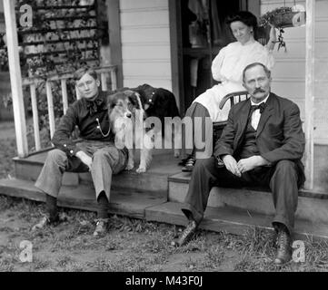 Family Portrait auf der Veranda, Ca. 1908. Stockfoto