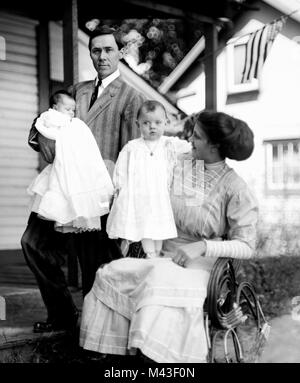 Family Portrait von Mutter und Vater mit ihren zwei jungen Kindern, Ca. 1912. Stockfoto