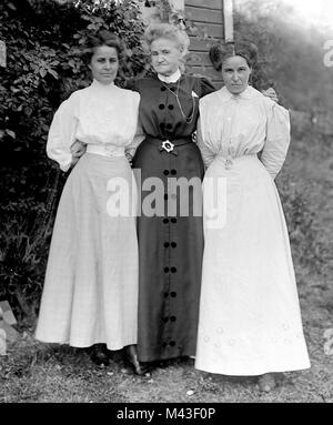 Ältere Mutter wirft mit ihren beiden erwachsenen Kinder, Ca. 1910. Stockfoto