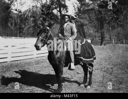 Persönliches Foto eines Afrikanischen amerikanischen Mutter und Sohn im Teenageralter auf einem Pferd auf einer Baumwollplantage im Süden der USA, Ca. 1910. Stockfoto