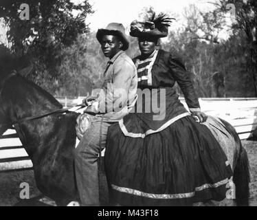 Persönliches Foto eines Afrikanischen amerikanischen Mutter und Sohn im Teenageralter auf einem Pferd auf einer Baumwollplantage im Süden der USA, Ca. 1910. Stockfoto