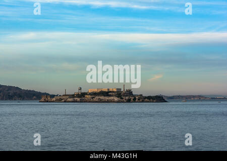 Blick auf die Insel Alcatraz von Aquatic Park bei Sonnenuntergang, San Francisco, Kalifornien Stockfoto