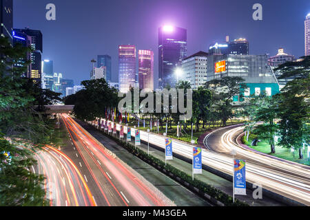 Jakarta, Indonesien - 27. Oktober 2017: Verkehr, mit unscharfen Motion erfasst als leichte Wanderwege, Rush entlang Sudirman Straße in Jakarta Geschäftsgebiets ein Stockfoto