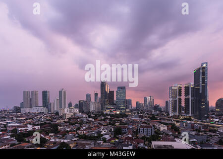 Jakarta, Indonesien - 27. Oktober 2017: Luftaufnahme von Jakarta business disrict Skyline mit einem dramatischen Himmel bei Sonnenuntergang in Indonesien Hauptstadt. Stockfoto