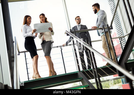 Bild von Kollegen sprechen in Office Stockfoto