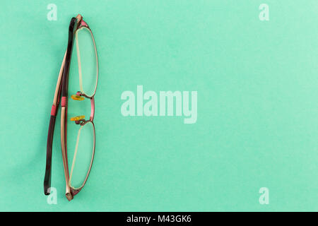 Lesen Schutzbrille oder Brillen am grünen Tisch Board als Medical Optics Konzept Stockfoto