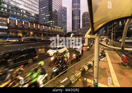 Jakarta, Indonesien - 20. Oktober 2017: Autos, Busse, Motorräder auf Sudirman Straße im Geschäftsviertel von Jakarta in Indonesien Hauptstadt am nig Hetzen Stockfoto