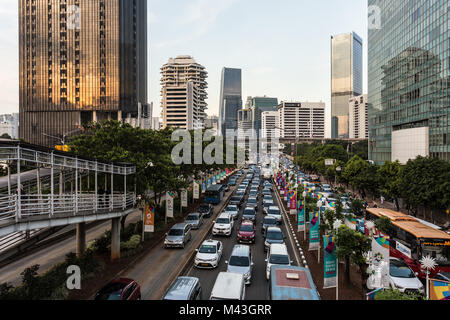 Jakarta, Indonesien - 20. Oktober 2017: Autos, Busse und andere Fahrzeuge im Stau am Sudirman Straße in Jakarta Geschäftsgebiets in Indone klemmt Stockfoto