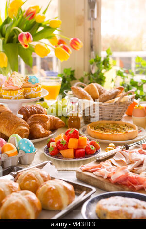 Frühstück oder Brunch Tabelle mit allerlei leckeren Delikatessen bereit für ein Ostern Essen gefüllt. Stockfoto