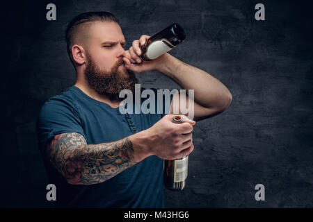 Ein Mann Bier trinkt. Stockfoto