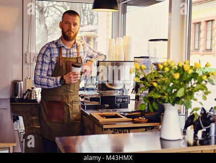Redheads Handwerk/Verkäufer in einem kleinen Straßencafe. Stockfoto