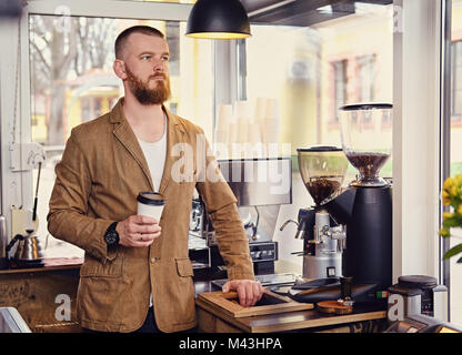 Redheads Handwerk/Verkäufer in einem kleinen Straßencafe. Stockfoto