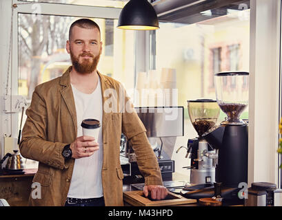 Redheads Handwerk/Verkäufer in einem kleinen Straßencafe. Stockfoto