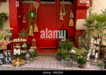 Anzeige der Ware durch einen Souvenir Shop in L'Isle sur la Sorgue, Vaucluse, Provence-Alpes-Côte d'Azur, Frankreich Stockfoto