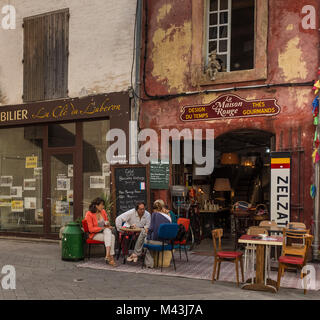 Menschen in einem kleinen Cafe in L'Isle sur la Sorgue, Vaucluse, Provence-Alpes-Côte d'Azur, Frankreich Stockfoto