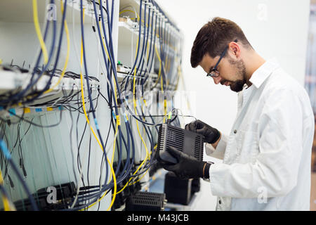 Bild von Netzwerk Techniker Prüfung Modems in der Factory Stockfoto