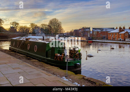 Ein Kanal Boot festgemacht an der Shropshire Union Canal in Chester, England, UK. Stockfoto