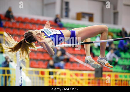 Kharkov, Ukraine - Februar 9, 2018: Asya Bardis Durchführung hoch springen im Fünfkampf der Ukrainischen indoor Leichtathletik Meisterschaft 2018. Stockfoto