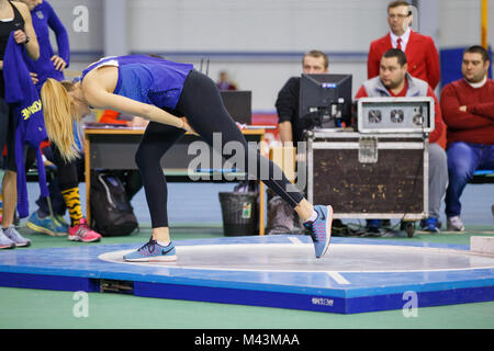 Kharkov, Ukraine - Februar 9, 2018: Asya Bardis Schuß durchführen, versuchen im fünfkampf Wettbewerb auf Ukrainischen indoor Leichtathletik Meisterschaft 2. Stockfoto