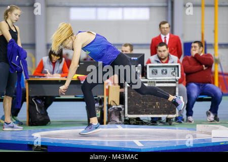 Kharkov, Ukraine - Februar 9, 2018: Asya Bardis Schuß durchführen, versuchen im fünfkampf Wettbewerb auf Ukrainischen indoor Leichtathletik Meisterschaft 2. Stockfoto