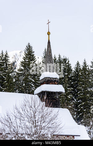 Pragser See eingebettet in den Schnee. Zauber der Dolomiten Stockfoto