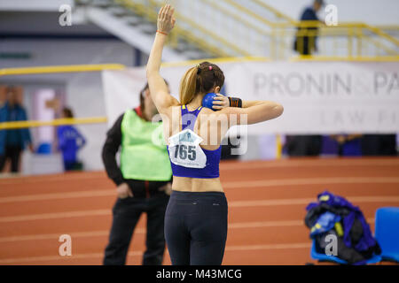 Kharkov, Ukraine - Februar 9, 2018: Asya Bardis Schuß durchführen, versuchen im fünfkampf Wettbewerb auf Ukrainischen indoor Leichtathletik Meisterschaft 2. Stockfoto