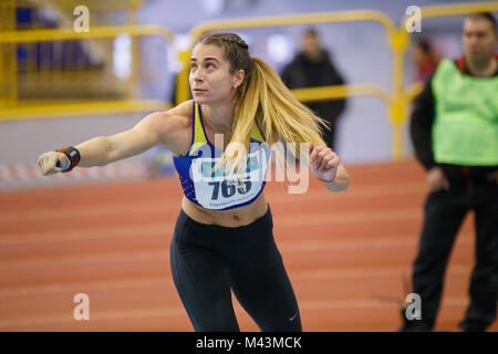 Kharkov, Ukraine - Februar 9, 2018: Asya Bardis Schuß durchführen, versuchen im fünfkampf Wettbewerb auf Ukrainischen indoor Leichtathletik Meisterschaft 2. Stockfoto