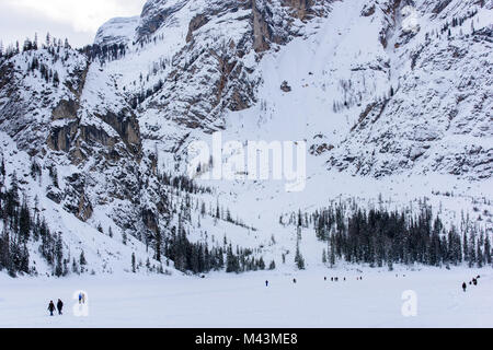 Pragser See eingebettet in den Schnee. Zauber der Dolomiten Stockfoto