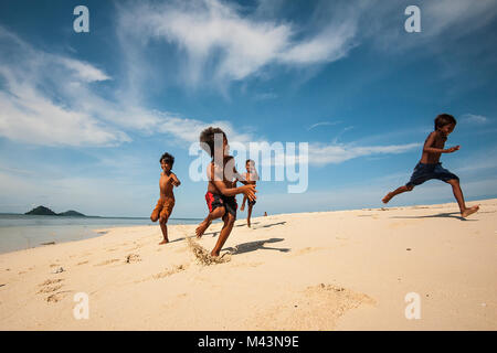 Faszinierende Bilder der nomadischen Borneo Stamm, die ihr Leben auf dem Wasser verbringen. Stockfoto