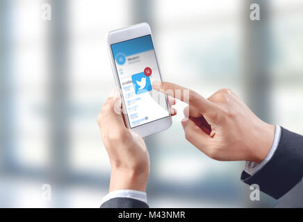 Geschäftsmann Hand berühren social media Symbol auf dem Bildschirm Stockfoto