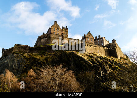 Das Edinburgh Castle am Morgen, eine hintere Ansicht von der Unterseite des Hügels genommen Stockfoto