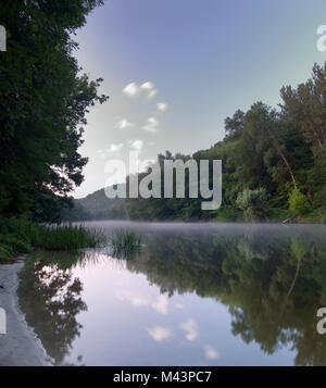 Nebel über dem Fluss Stockfoto