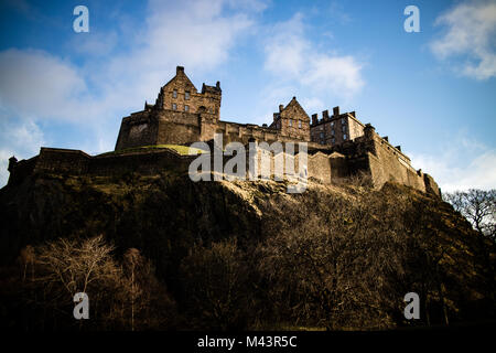 Das Edinburgh Castle am Morgen, eine hintere Ansicht von der Unterseite des Hügels genommen Stockfoto