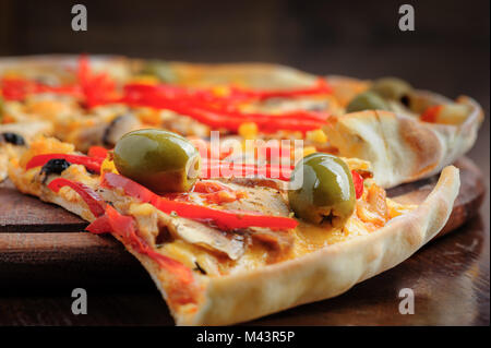 Pizza mit Mozzarella, Champignons, Oliven und Tomatensauce Stockfoto