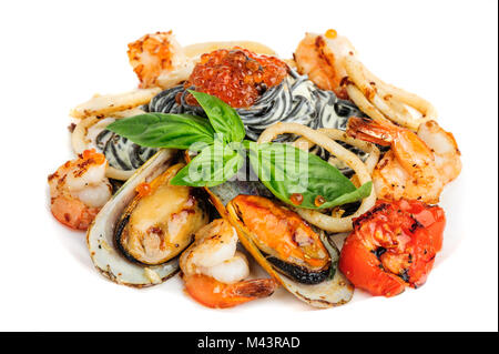 Schwarze Nudeln mit Meeresfrüchten und Basilikum Stockfoto