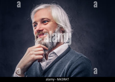 Porträt eines alten Mannes mit einem grauen Bart. Stockfoto