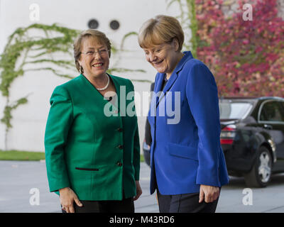 Merkel, Bundeskanzler, begrüßt die Präsidentin Bachelet in Chile Stockfoto