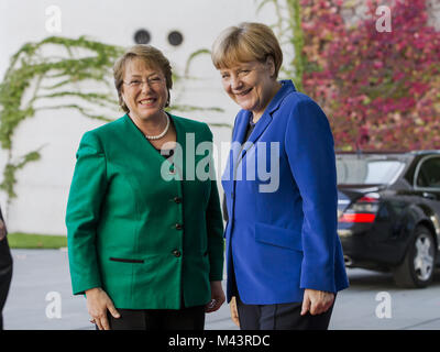 Merkel, Bundeskanzler, begrüßt die Präsidentin Bachelet in Chile Stockfoto