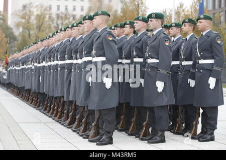 Von der Leyen erhält die Georgische Verteidigungsminister in Berlin Stockfoto