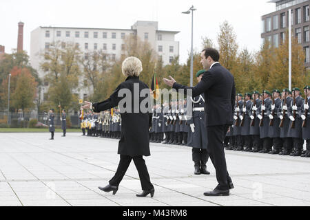 Von der Leyen erhält die Georgische Verteidigungsminister in Berlin Stockfoto