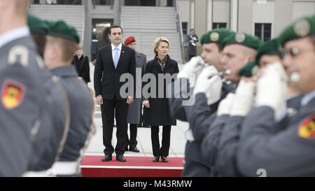 Von der Leyen erhält die Georgische Verteidigungsminister in Berlin Stockfoto