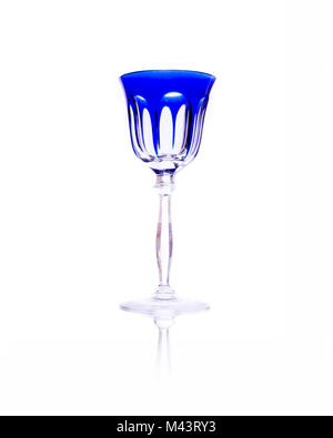 Blaue antike Glas Wein auf weißem Hintergrund Stockfoto