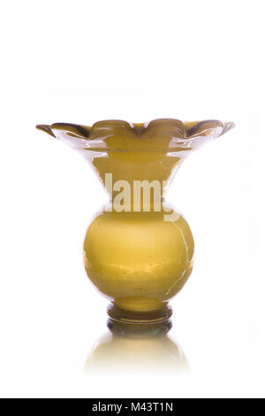 Gelb Glas Vase isoliert auf weißem Hintergrund Stockfoto