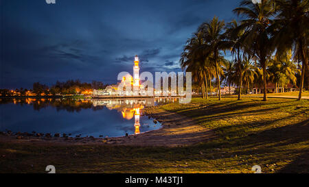 Die tengku Tengah Zaharah Moschee oder die schwimmende Moschee ist die erste echte schwimmende Moschee in Malaysia Stockfoto